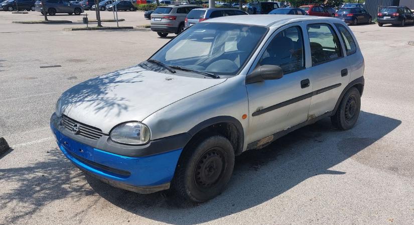 Még a benzint is kilopták belőle – elhagyatott autóroncsok Székesfehérváron