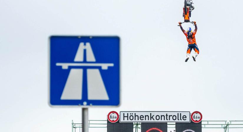 Autópályán, kamionok között ugratott egy motoros