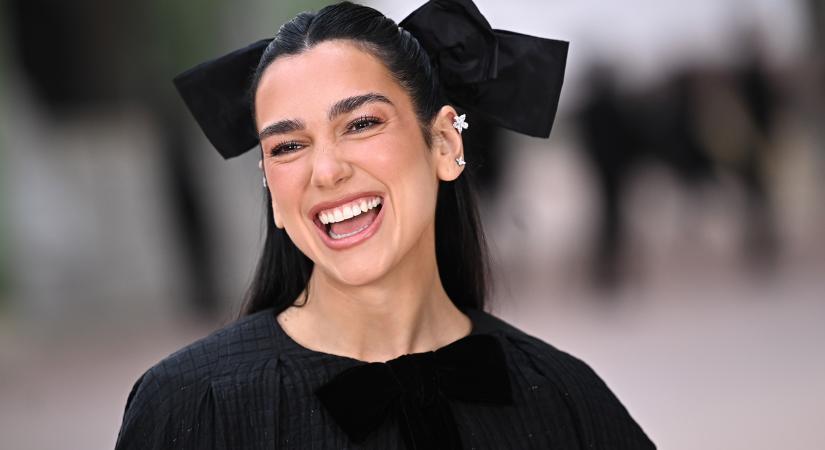 Dua Lipa 30 évesen a csúcson: számára az akadályok valójában lépcsőfokok