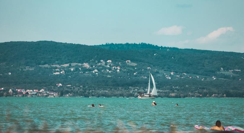 Életveszélyessé válik a hajózás a Balatonon – ez áll a háttérben