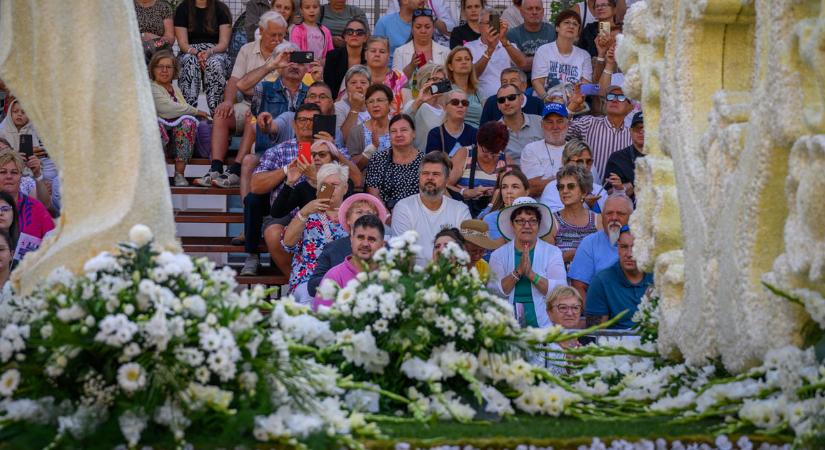 Bankkártyákat és lakáskulcsokat is találtak a virágkarnevál után