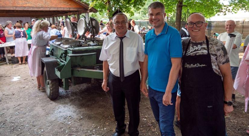 Motorosfelvonulás, traktorbemutató és sok vendég a merseváti falunapon