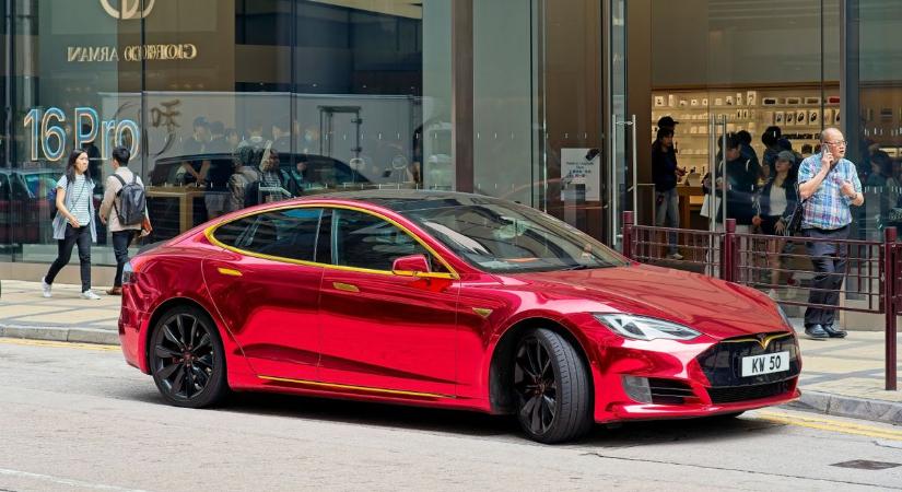 Musk nem fél, kínai mesterséges intelligencia kerül a Teslába