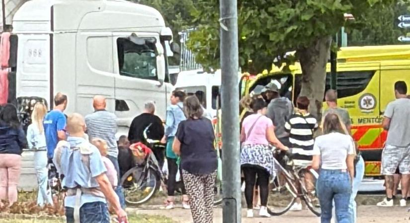Kamion gázolt el egy biciklist, az áldozat a teherautó kereke alá szorult ( fotók, videó)