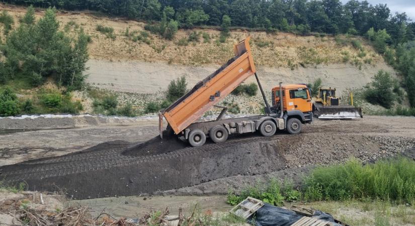 Veszélyes anyagokat is felhasznál a pusztavámi bányató feltöltéséhez a Mészáros-féle cég