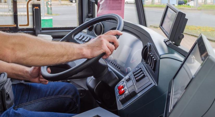 A halál torkából hozta vissza utasát a buszsofőr, életet mentett a kiskunhalasi állomás előtt