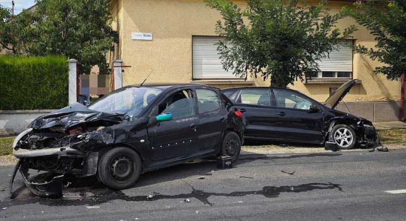 Újabb baleset Celldömölkön, most két autó ütközött - fotók
