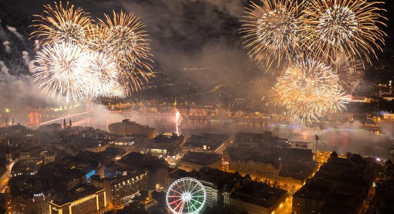 Húzott egy váratlant a pilóta Budapest fölött, különleges élményben volt részük az utasoknak