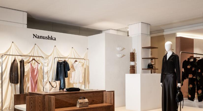 Magyar divatdiadal Párizsban: a Nanushka bevette a Galeries Lafayette-et!