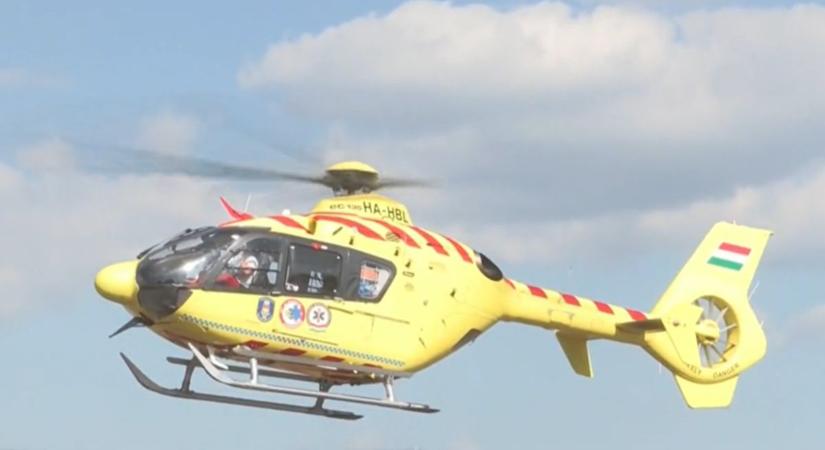Kamion kereke alá szorult egy biciklis Celldömölkön, mentőhelikopter szállította kórházba