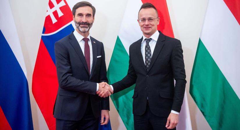 Szijjártó és Blanár az EB-nél, Orbán Trumpnál panaszkodik a kőolajvezetéket ért ukrán támadás miatt