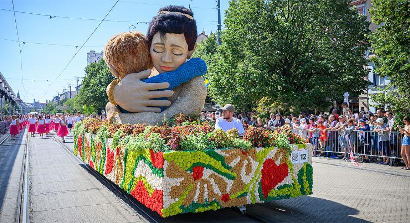 Begurult a Sziget-kékbe a győztes virágkocsi – videóval