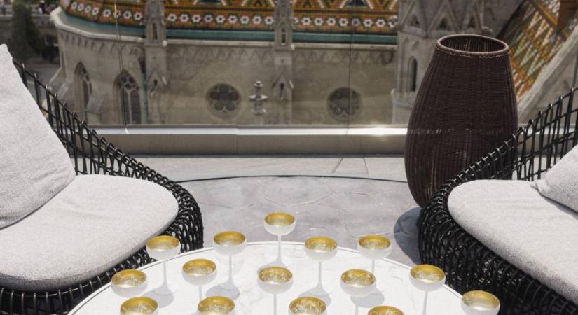 Műalkotás a műalkotásban – egyedi koktél Anna Amélie és a White Raven Skybar együttműködésében