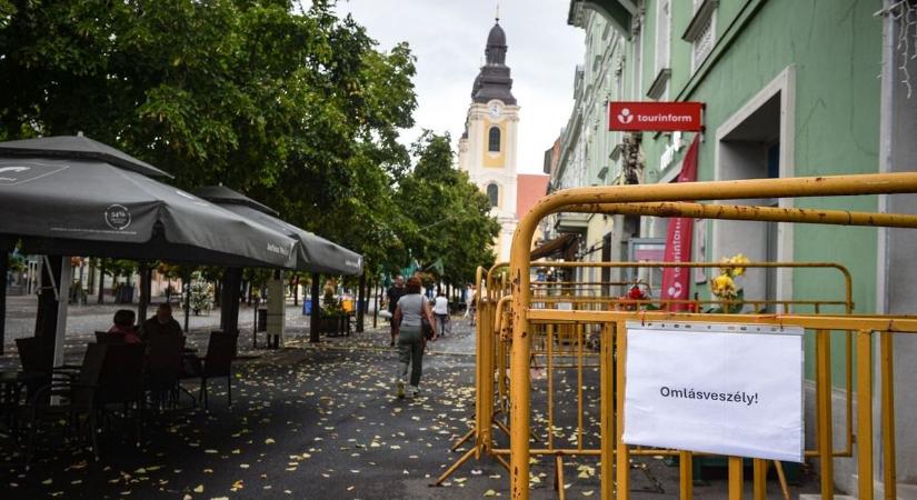 Omlásveszély a gyöngyösi Fő téren - egy épület környékét körbe kellett kordonozni