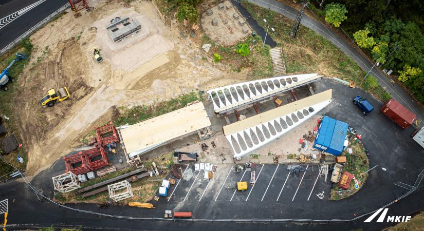 Megérkeztek a beemelés helyszínére az M7-es felett átívelő új híd elemei