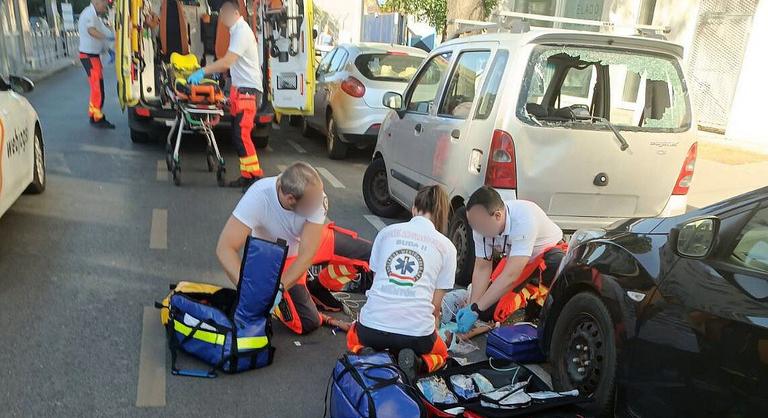 Autónak csapódott egy rolleres Budapesten, a mentősök mentették meg az életét