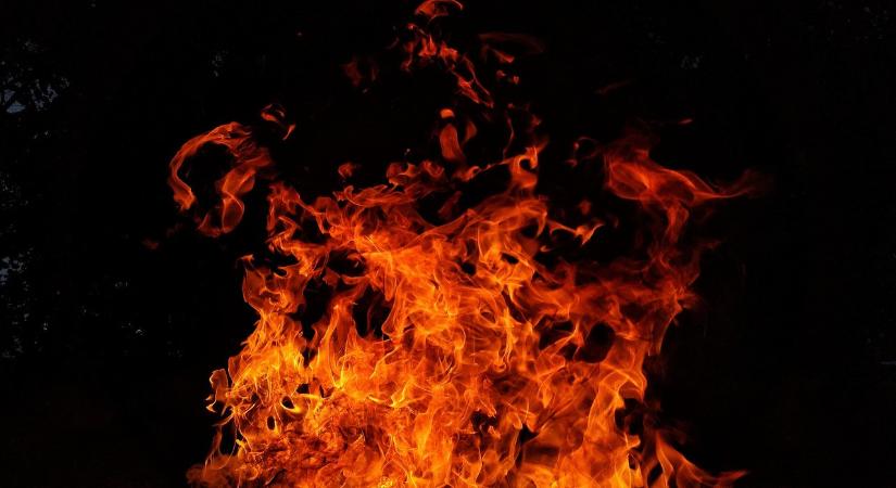 Kigyulladt egy IC mozdonya, leállt a közlekedés a vonalon