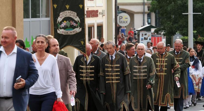 Felvonulással és koncertekkel indult a Tapolcai Ünnepi és Bornapok programja ( galéria)