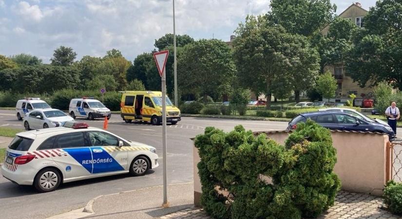 Három rendőrautó és mentő is a helyszínen - baleset történt a 6-os úton