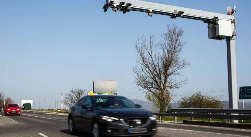 Mindent lát és szinte bármiért büntet az új okos traffipax