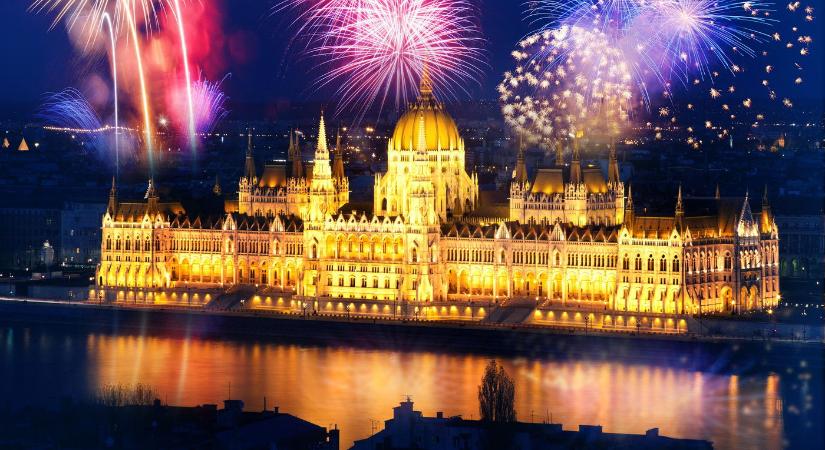 Ennyi külföldi nézte a budapesti tűzijátékot a rakparton, bődületes a szám, szakértők mérték meg a közönséget