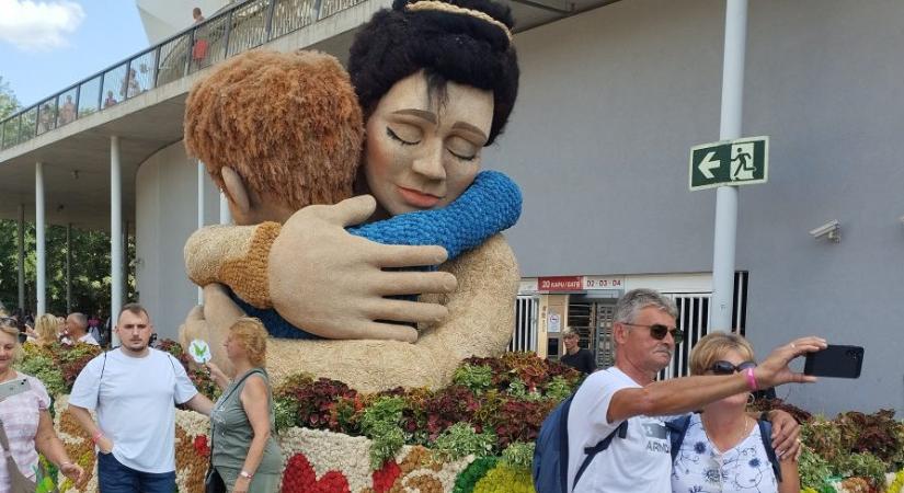 Csak egy kampányfogás a virágkarnevál győztes virágkocsija? Így látják a Mikepércsi Anyák