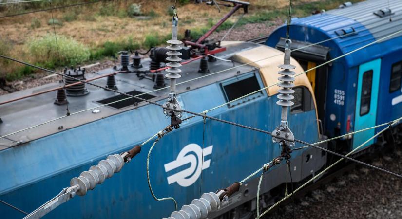 Kigyulladt egy személyvonat Dabroncnál