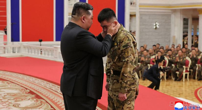 Kim Dzsongun hősként tüntette ki az Ukrajna ellen küzdő katonákat