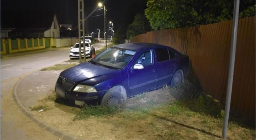 Kerítésszaggató tüskéket ivott a debreceni kőműves, nem csak ez a kék Skoda bánta – fotókon a baleset