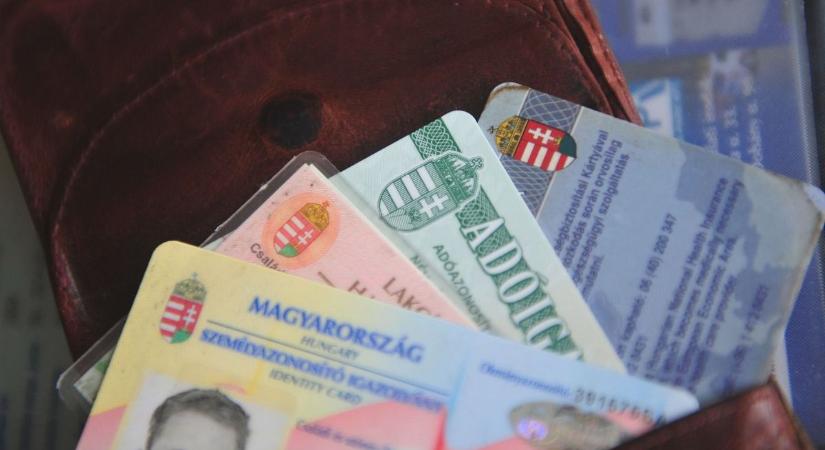 Házhoz jönnek az idősekhez - készítsük elő a bankkártyát!