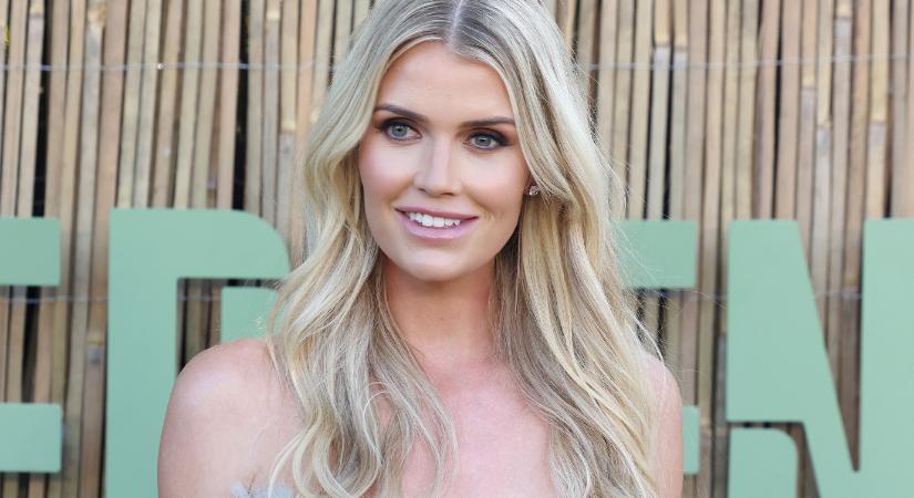 Diana hercegnő unokahúga istennőként tündököl Franciaországban – Lady Kitty Spencer a férjével és az anyjával nyaral