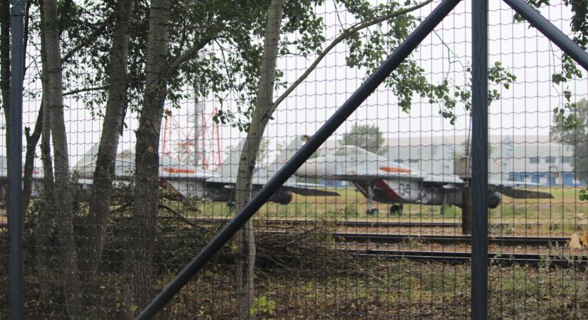 Sérült a kecskeméti katonai reptér kerítése a MiG-29-esek mellett