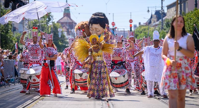 Közösségi virágkocsi, Halott Pénz, Galiba: még a szervezőket is meglepte, mennyi embert vonzott idén a karneváli hét – videóval