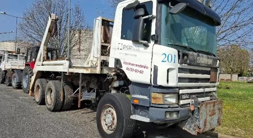 Járműveket szanál a Győr-Szol