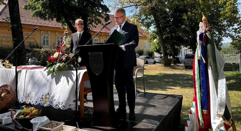 Szimbolikus helyen osztotta ki Magyar Pétert a Fidesz győri politikusa