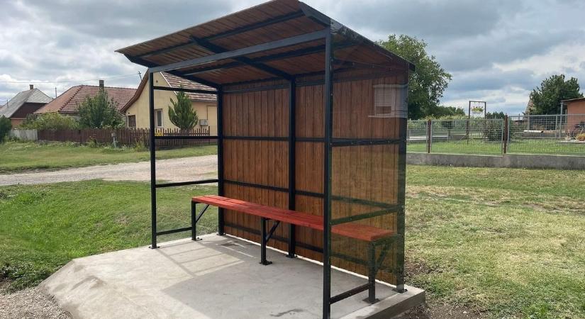 Megújult buszmegállók és új szemetesek teszik kényelmesebbé a közlekedést