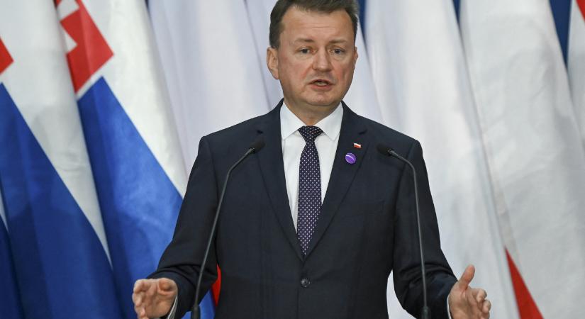 Vádat emeltek a PiS frakcióvezetője ellen, amiért védelmi miniszterként titkos katonai terveket tett közzé