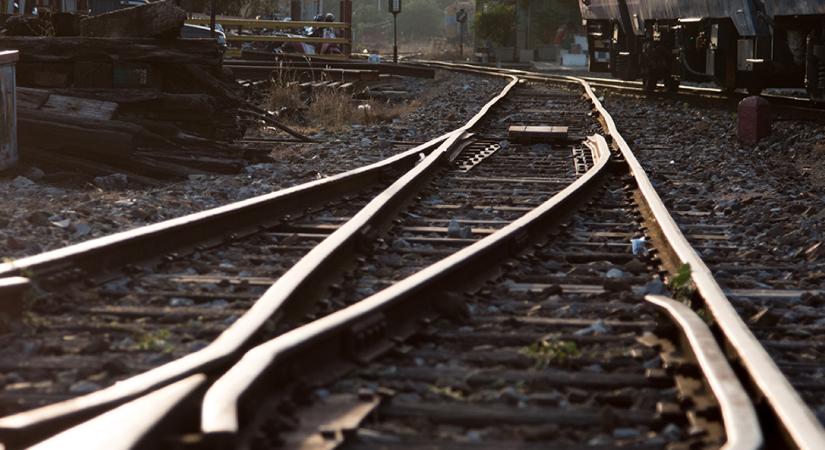 MÁV: hétfőn eltört egy sín, még kedden is késnek KöKinél a vonatok