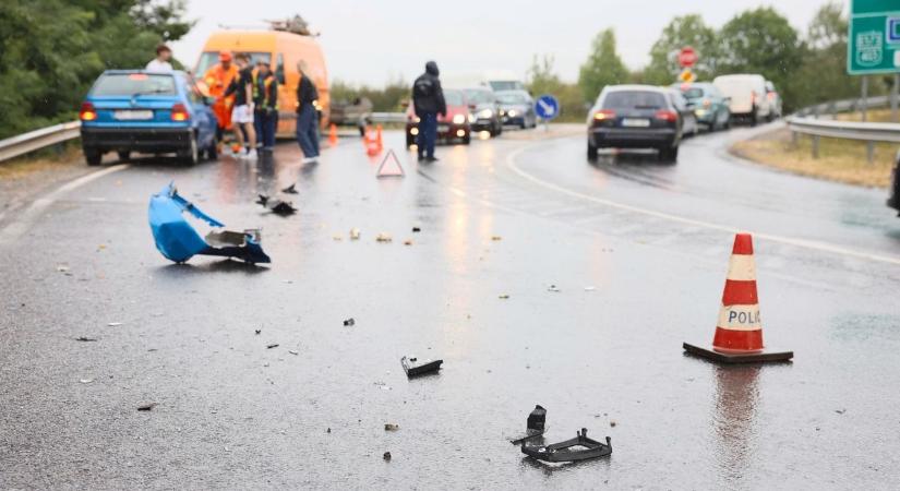 Baleset történt a 4-es főúton, Szabolcsban (fotók)