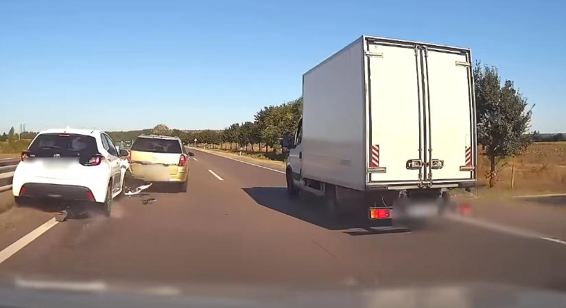 Öt autó ment egymásba az M4-esen, egy átszaladó kutya volt a hunyó - videó