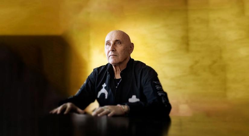 „Szaúd-Arábiában ezért másnap lefejeznék” – Pataky Attila durván nekiment a Himnuszt ülve, cigarettázva „éneklő” Ajsa Lunának