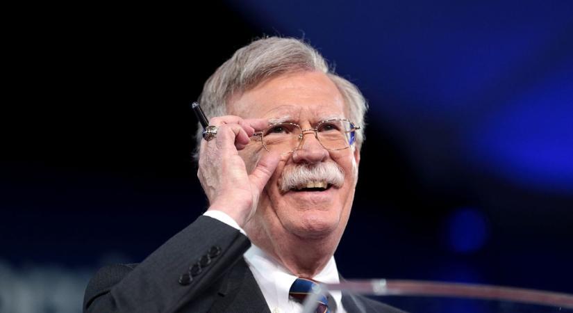 Bosszú egy könyvért? – az FBI razziát tartott John Bolton, Trump volt nemzetbiztonsági tanácsadójának otthonában