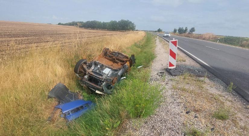 Az út szélén hagyták, kiégett egy autó Dunaújváros közelében