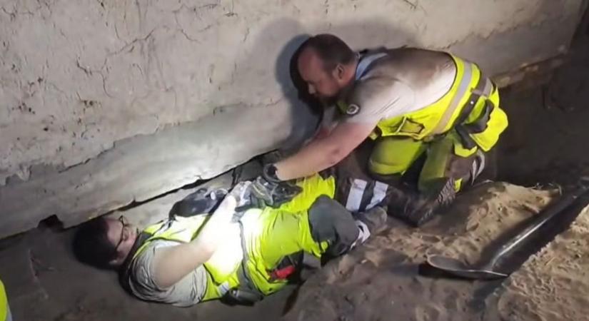 Föld alá szorult tacskót mentettek ki egy beomlott járatból a kutató-mentők a Balatonnál ( videó)