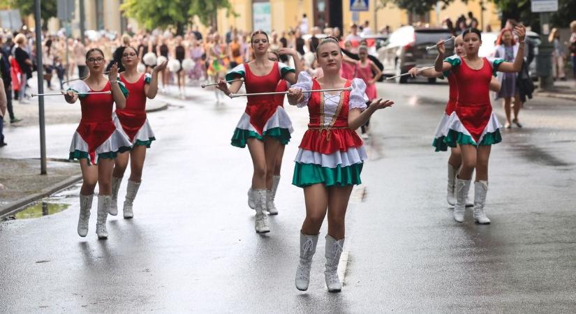 Felvonulással indult a kulturális kavalkád Szerencsen - képek