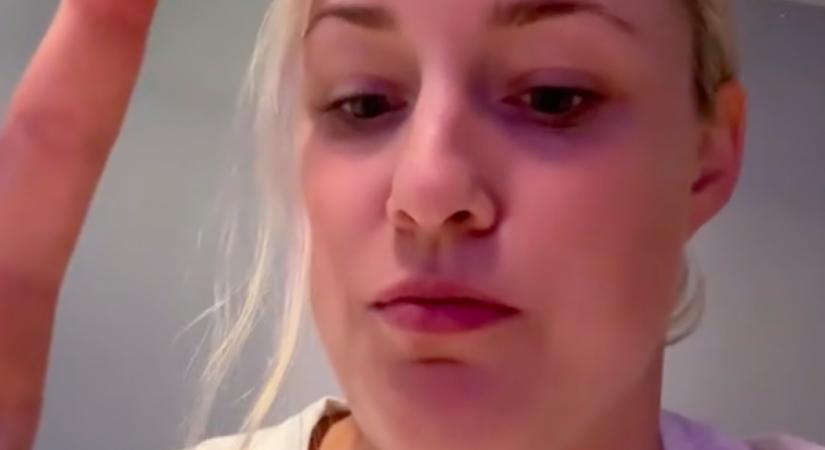 Aranyos ruhát kap a nagyszülőktől a kislány: kiakad az anya, amikor jobban megnézi - Videó