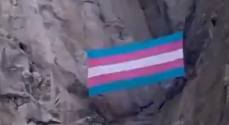 Kirúgták a biológust, aki óriási transznemű zászlóval pózolt a nemzeti parkban