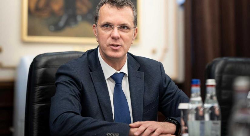 Védelmi miniszter: Álhírek terjednek a közösségi médiában (VIDEÓ)