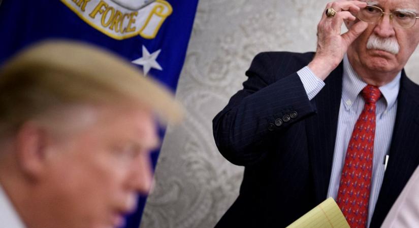Áll a bál az Egyesült Államokban – Trump korábbi tanácsadójánál tartott házkutatást az FBI