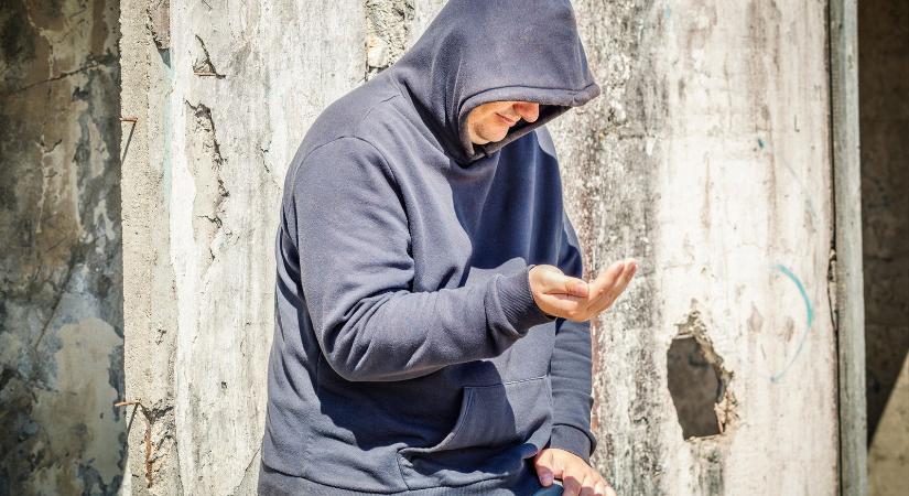Gyanútlanul segített egy kéregetőnek az édesanya, majd jött a sokk: kapott egy csomagot